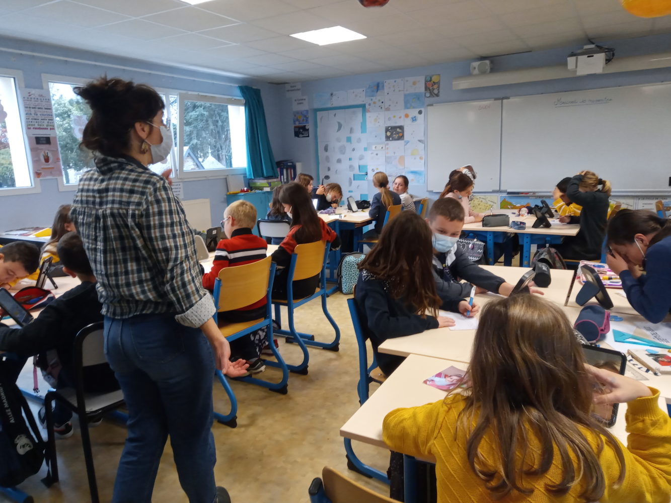 Les élèves découvrent le projet photo avec Isabelle Vaillant.