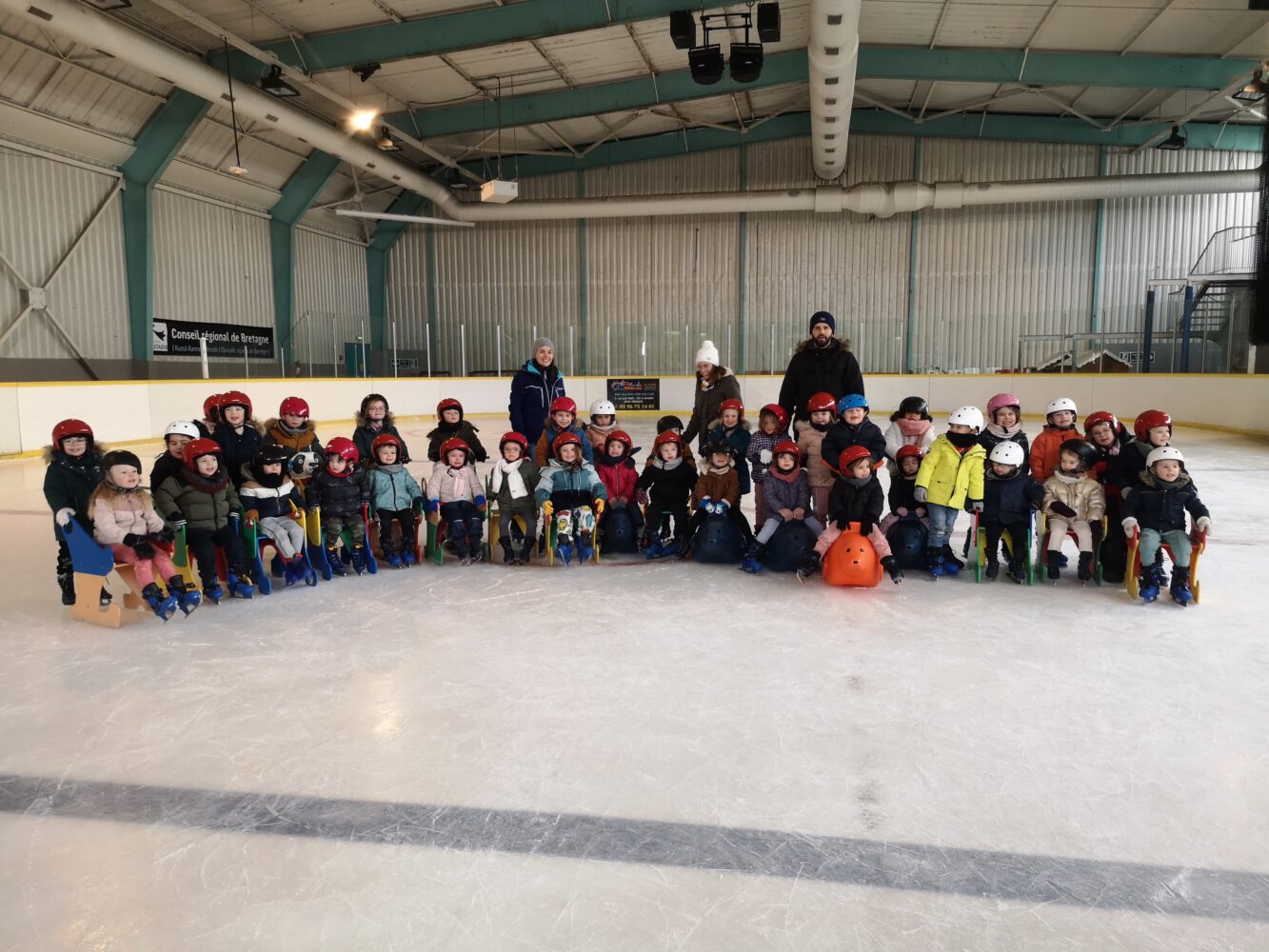 Sortie patinoire : une année 2024 qui commence sur les chapeaux de roue pour nos 2 classes de maternelle !